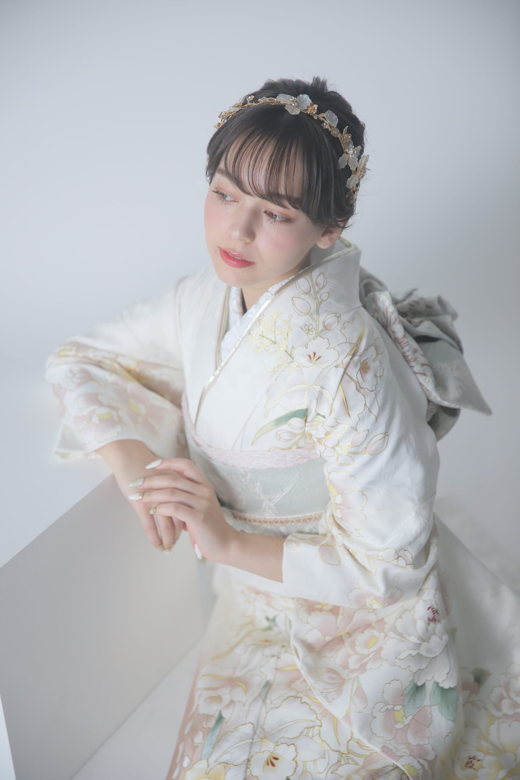 入荷困難！人気振り袖　白金彩紋様 TAKAZENの振袖 /白色/ゴールド色/古典/桜柄/ 最新作最高級古典柄