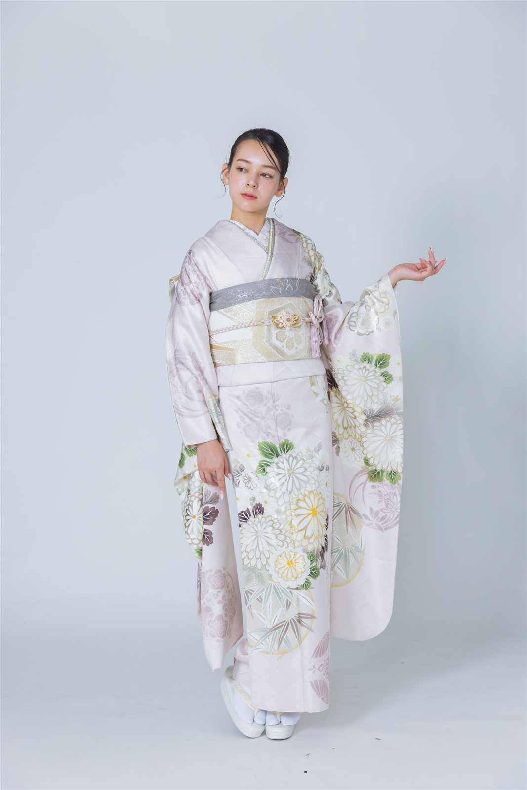 淡いピンクに菊と椿の柄が入った振袖の全身