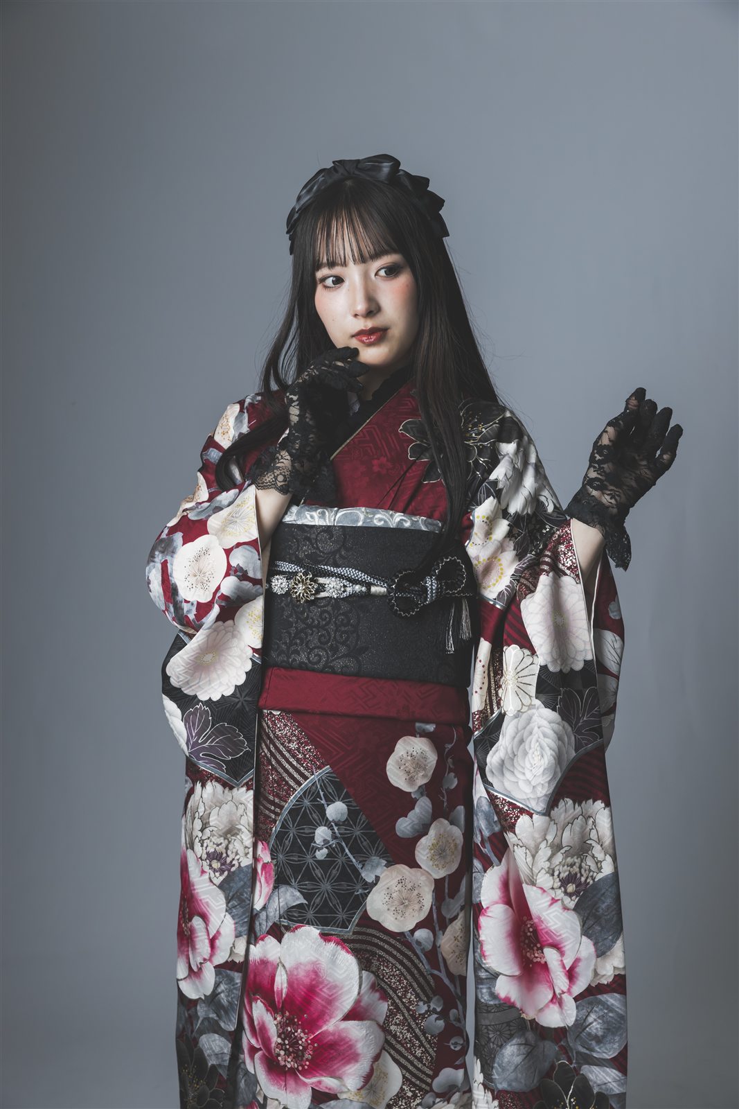 黒いレースの手袋と黒のヘッドドレスを合わせたゴシック振袖の上半身