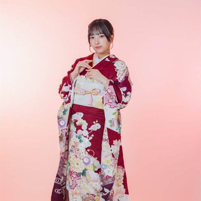 赤い振袖を着た女性。振袖レンタルの20点セットでそろえた帯と小物