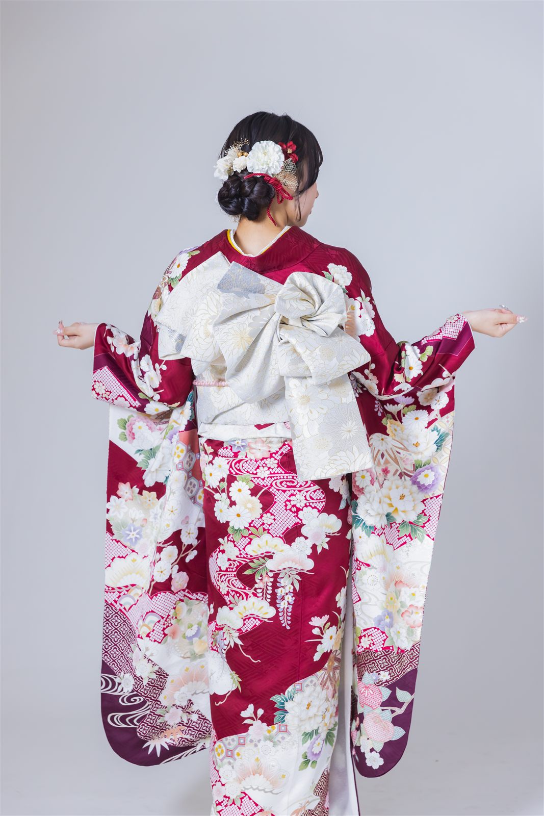 振袖の後ろ姿。帯枕や三重仮紐などの着付け小物で形を作った帯結び