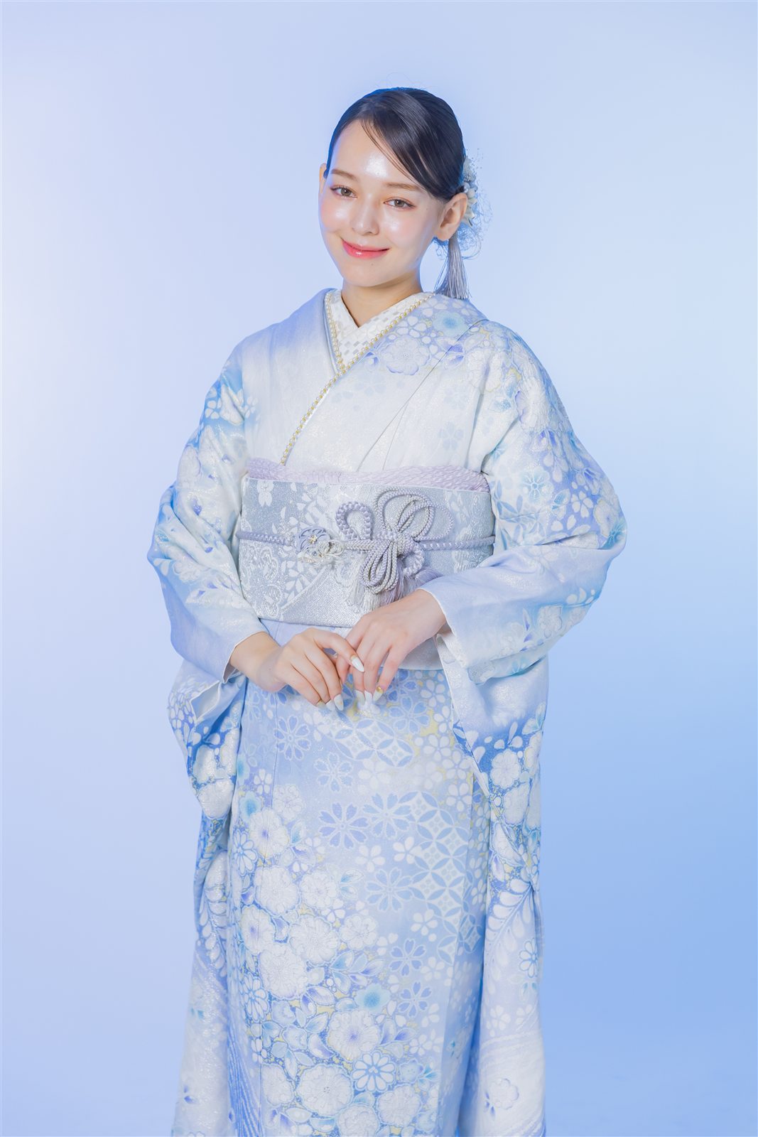 白から水色へのぼかしに花の柄が入った振袖に、銀の袋帯を合わせた上半身