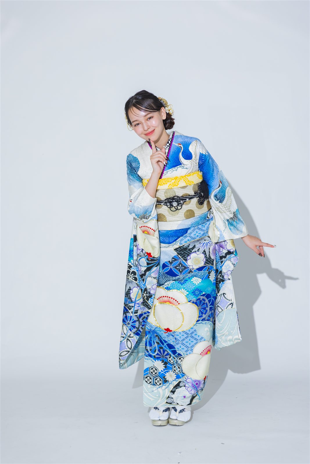 白と青の振袖に、紫の重ね衿と黄色の帯揚げを合わせた推し色コーディネート