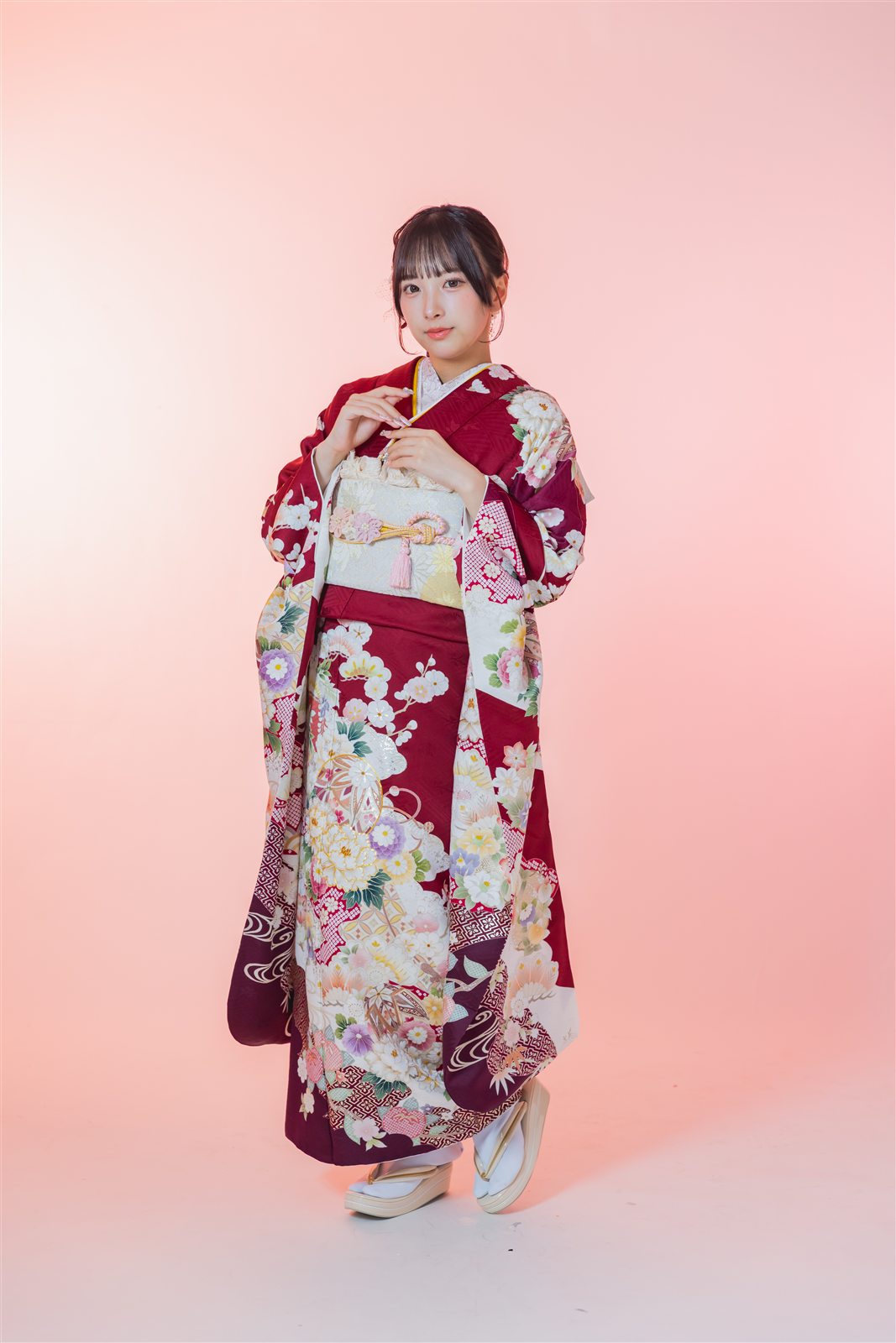 赤地に白い花の古典柄の振袖の全身
