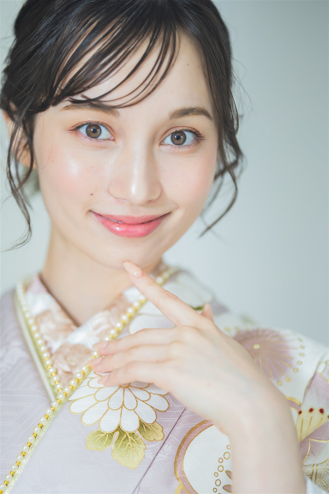 淡いピンク地に白い花をあしらった華古典の振袖