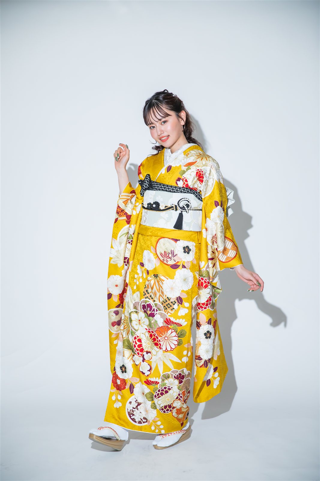 黄色地に花を散らしたkawaiiレトロの振袖