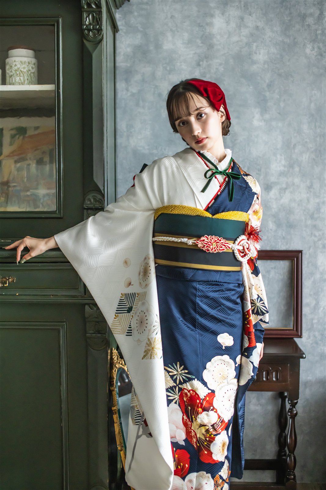 洋館を背景にした、白と紺の大正レトロの振袖