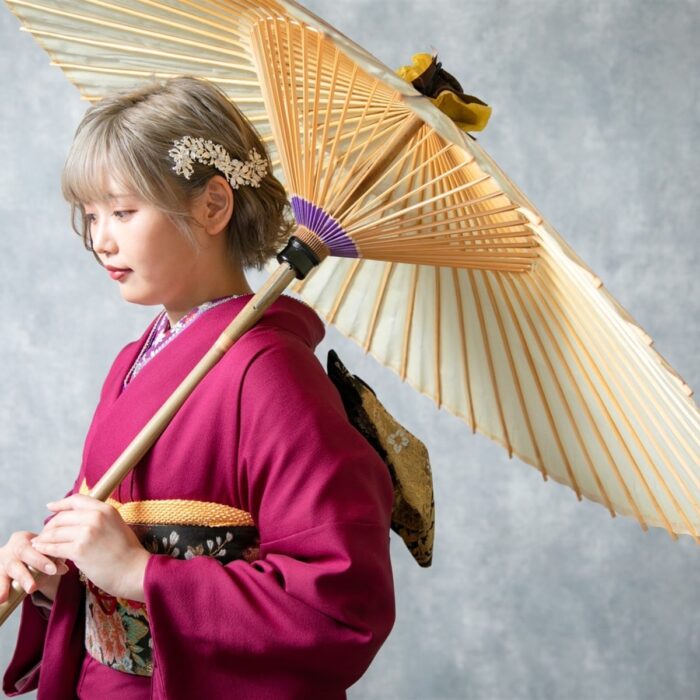 紫の振袖に番傘を合わせた成人式の装い