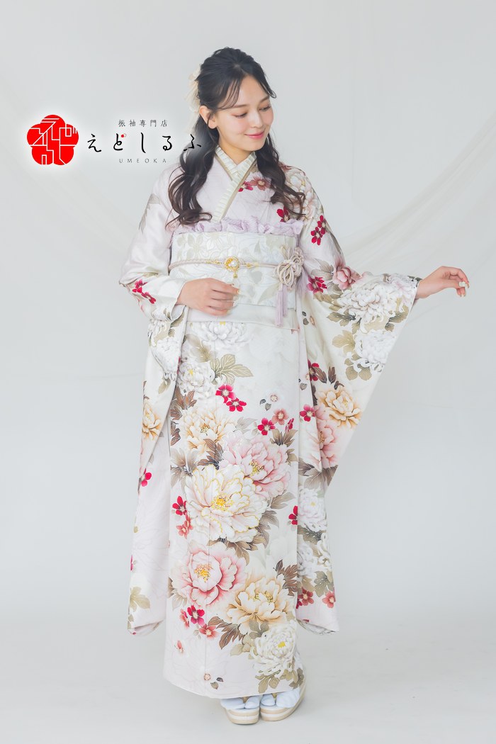 白地に牡丹のフェミニン振袖 RE829（正面）